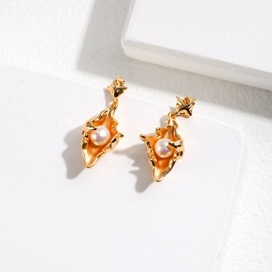 Cassie - Sea Snail and Freshwater Pearl Earrings - Pearlorious Jewellery