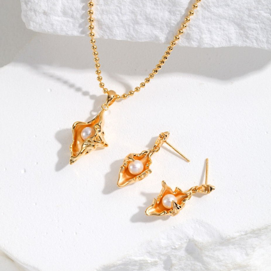 Cassie - Sea Snail and Freshwater Pearl Earrings - Pearlorious Jewellery