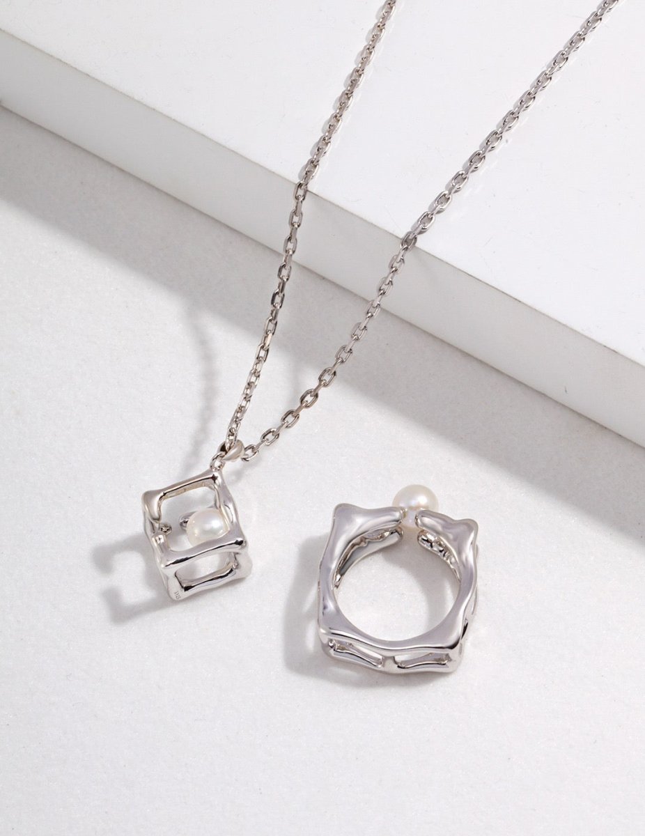 Mia - Square-shaped Pearl Rings - Pearlorious Jewellery